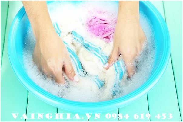 Làm giãn áo thun tại nhà bằng hồ